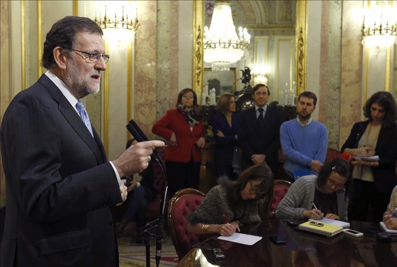 Mariano Rajoy halando a los periodistas en el Congreso Mariano Rajoy halando a los periodistas en el Congreso
