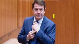 El presidente de Castilla y León, Alfonso Fernández Mañueco hace una peineta en las Cortes. EFE
