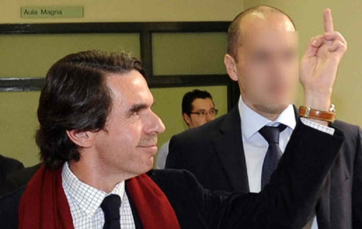 Aznar hace hace una peineta a estudiantes que le abuchearon en la Universidad de Oviedo en 2010