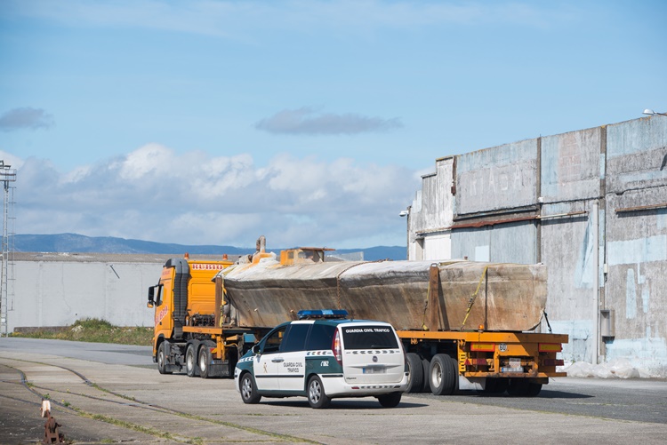 Momento del traslado del narcosubmarino encontrado en la ría de Arousa (Foto: Europa Press).