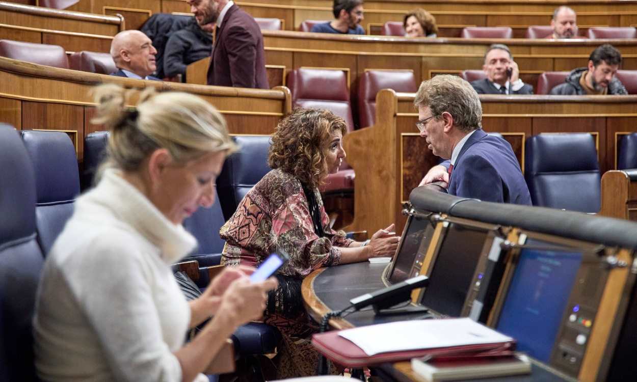 María Jesús Montero, ministra de Hacienda, con el portavoz del PDeCAT en el Congreso, Ferran Bel, en el Congreso. EP