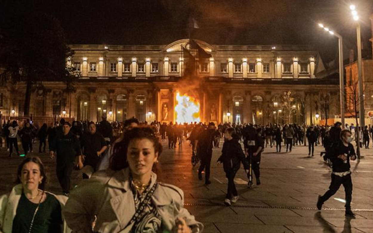 Incendio Ayuntamiento de Burdeos, Francia. Thierry D./SUD OUEST