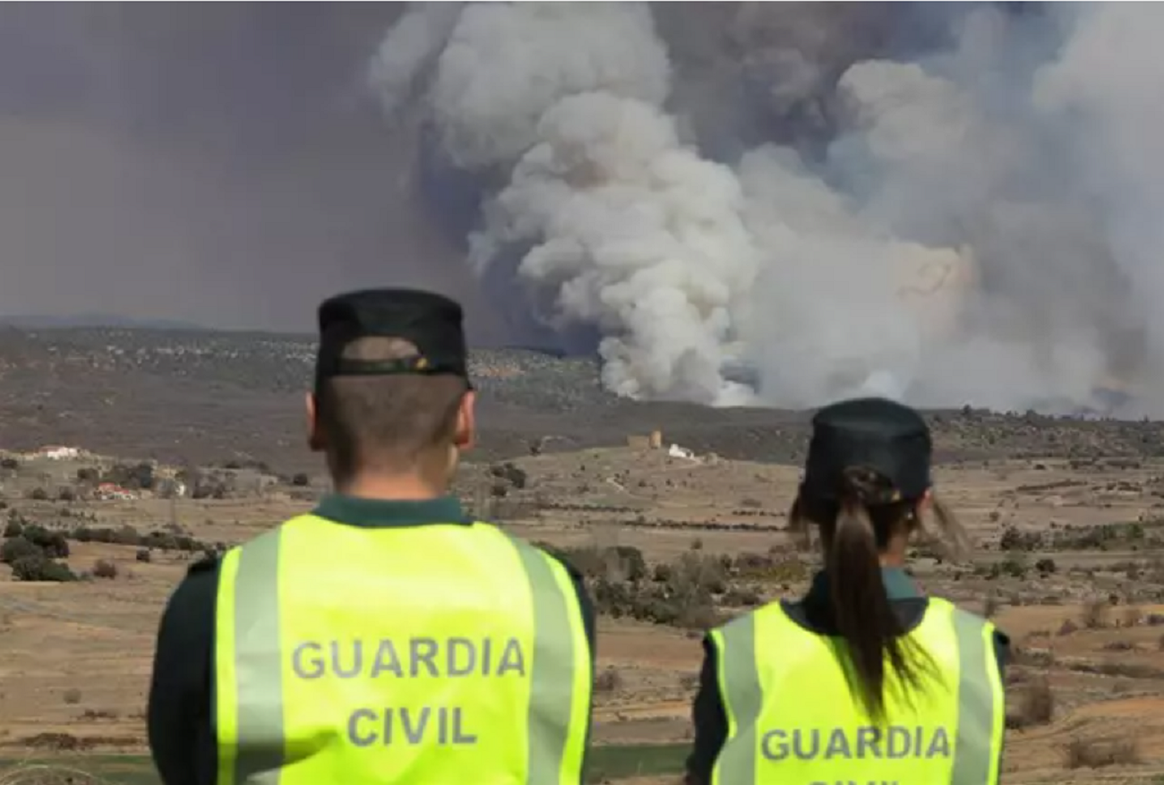 Dos agentes de la Guardia Civil 