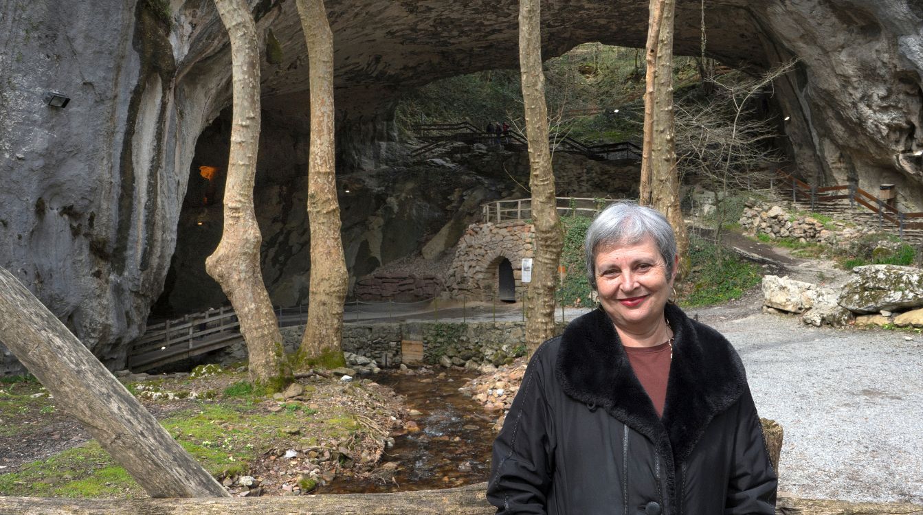 Elvira Roca Barea en las Cuevas de Zugarramurdi (Navarra)© Carlos Ruiz B.k.