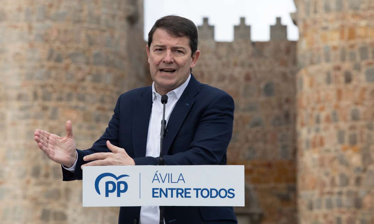 El presidente de la Junta de Castilla y León, Mañueco, apoyando a la candidata del PP a la alcaldía de Ávila. EP