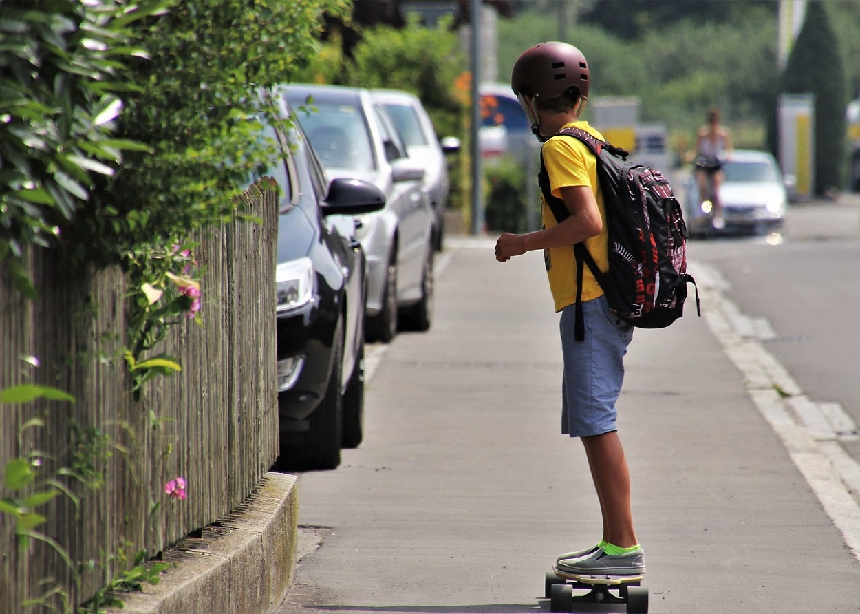 El peso de las mochilas repercute en la salud de los niños