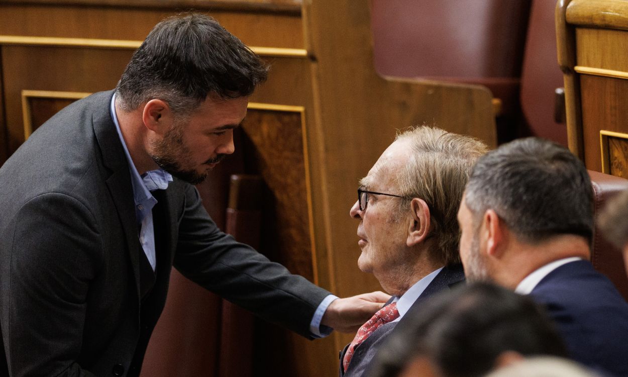 El portavoz de ERC en el Congreso, Gabriel Rufián (i), saluda al candidato de la moción de censura, profesor y economista Ramón Tamames.