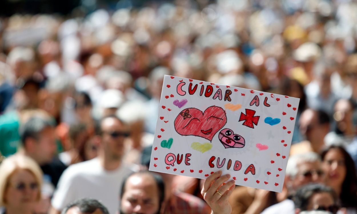Pancarta vista en la manifestación convocada por las Mareas Blancas en defensa de la sanidad pública en Málaga, Andalucía. EP