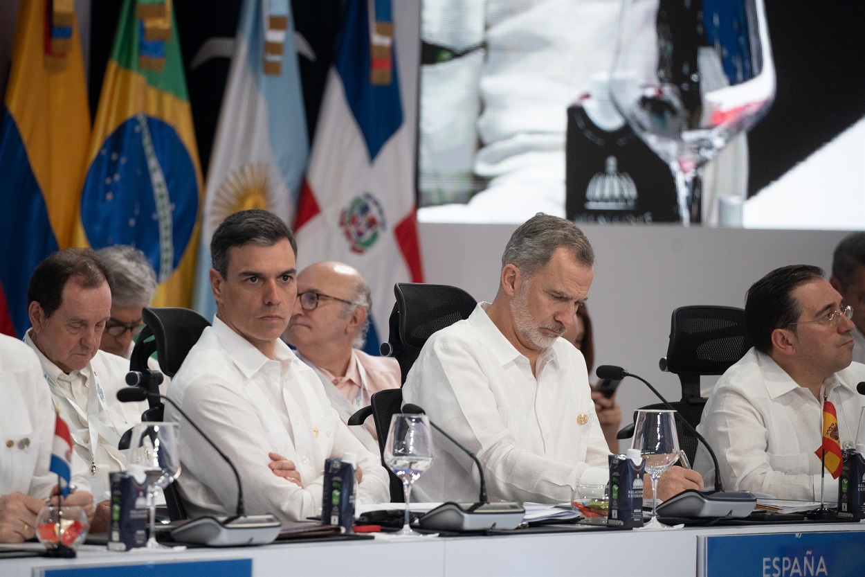 El rey Felipe VI, el presidente del Gobierno, Pedro Sánchez, y el ministro de Asuntos Exteriores, José Manuel Albares, en el plenario de la XXVIII Cumbre Iberoamericana en Santo Domingo. EP.