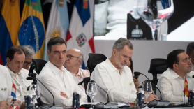 El rey Felipe VI, el presidente del Gobierno, Pedro Sánchez, y el ministro de Asuntos Exteriores, José Manuel Albares, en el plenario de la XXVIII Cumbre Iberoamericana en Santo Domingo. EP.