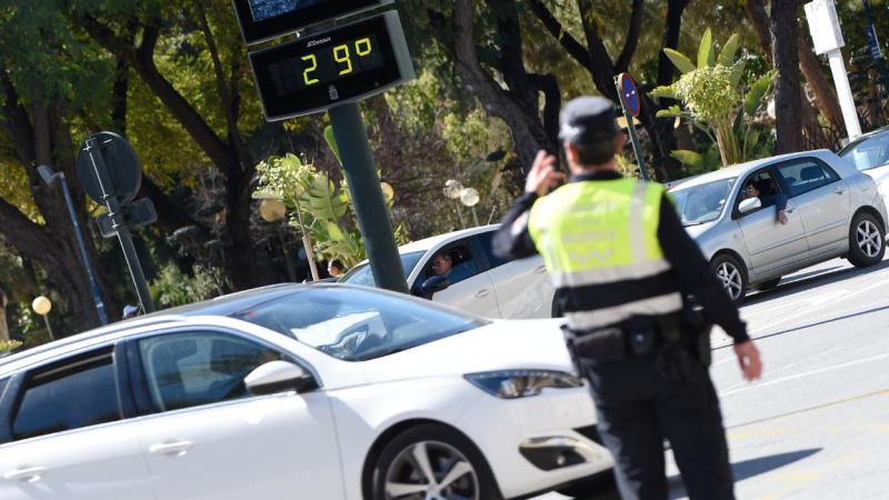 Un termómetro que marca los 29 grados, a 8 de marzo de 2023, en Murcia. EP