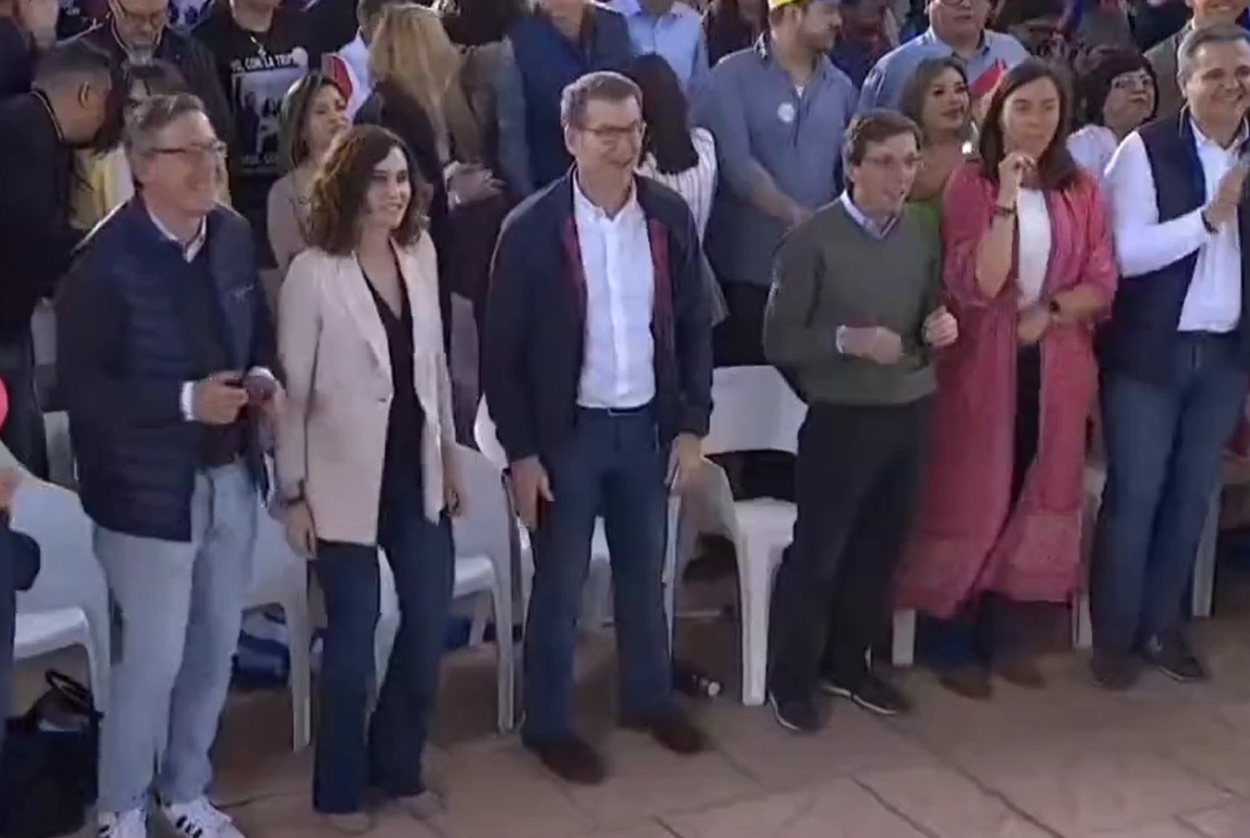 Dirigentes del PP bailando tímidamente al ritmo de Henry Mendez. Twitter