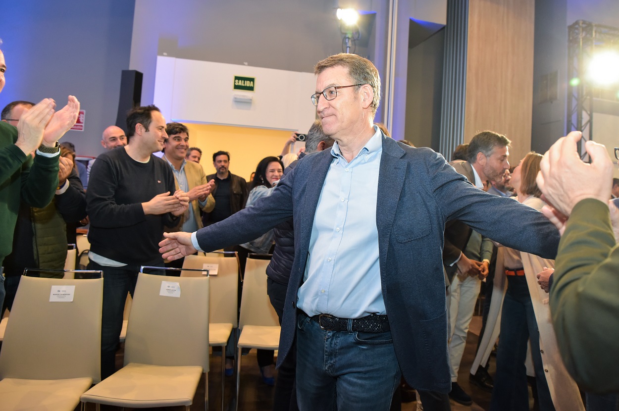 El presidente del Partido Popular, Alberto Núñez Feijóo, saluda a simpatizantes de su partido en la presentación del programa electoral del PP para el 28M. EP.