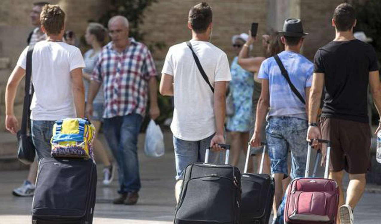 Turistas paseando en plena ocupación hotelera en Semana Santa. EFE