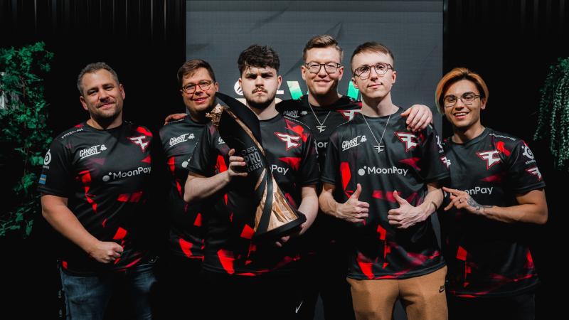 FaZe Clan con el trofeo de la ESL Pro League 17