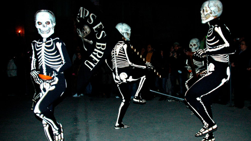 Niños disfrazados de esqueletos bailan la Danza de la Muerte en Girona. gencat.cat
