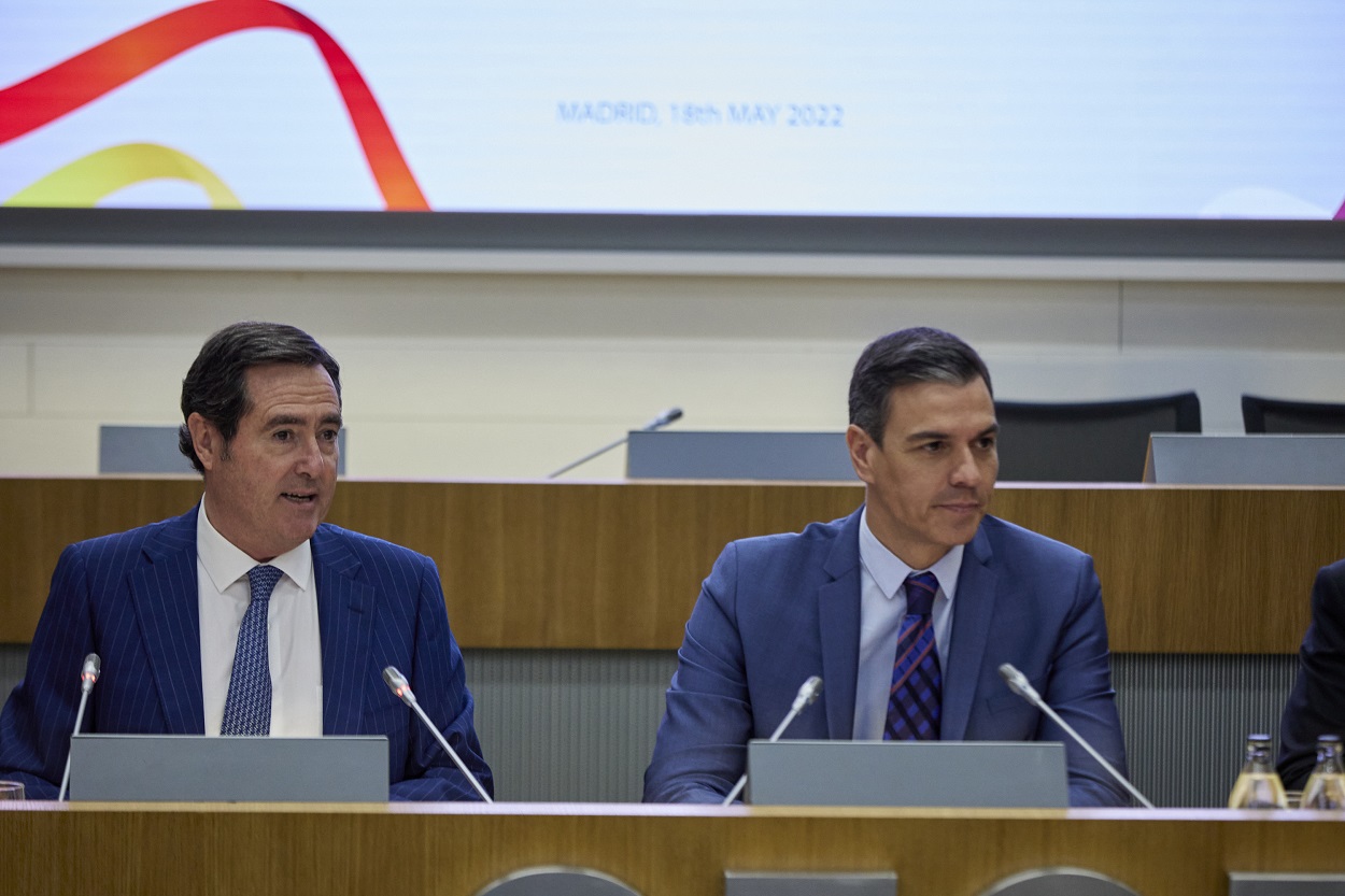 El presidente de la CEOE, Antonio Garamendi (i), y el presidente del Gobierno, Pedro Sánchez, en una imagen de archivo. EP.