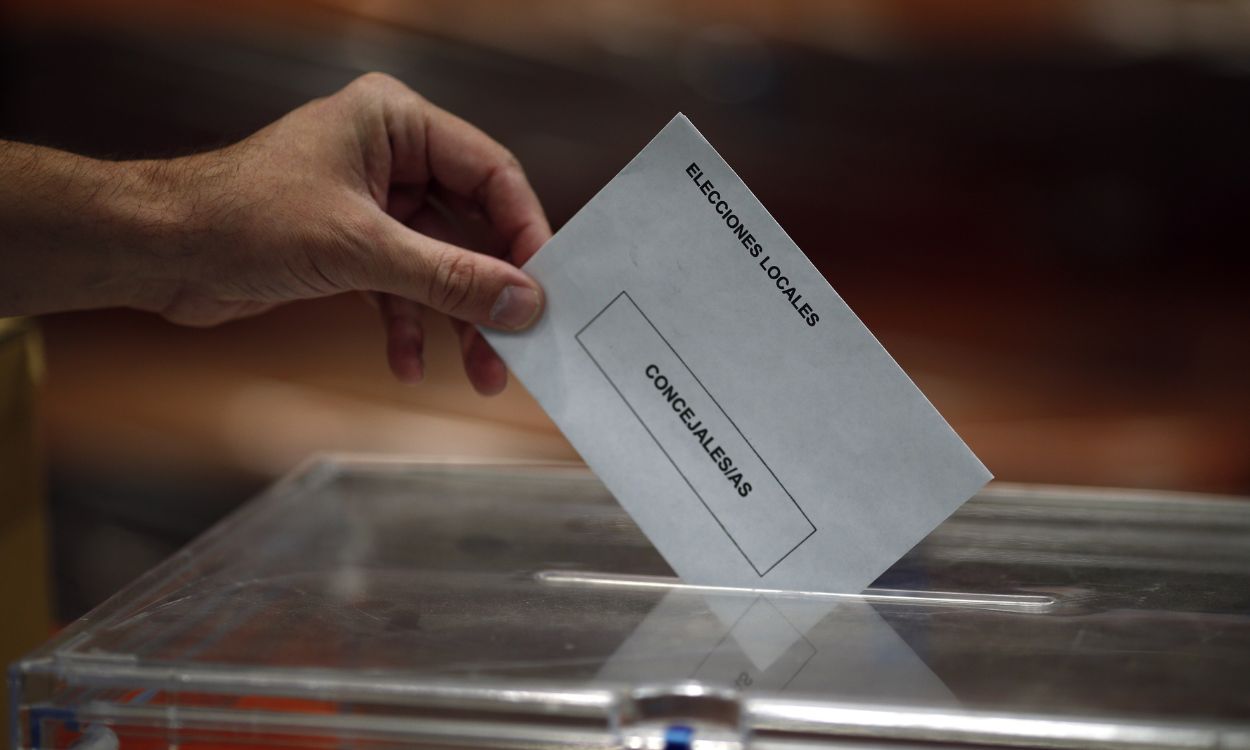 Imagen de archivo de una urna en elecciones municipales. EP.