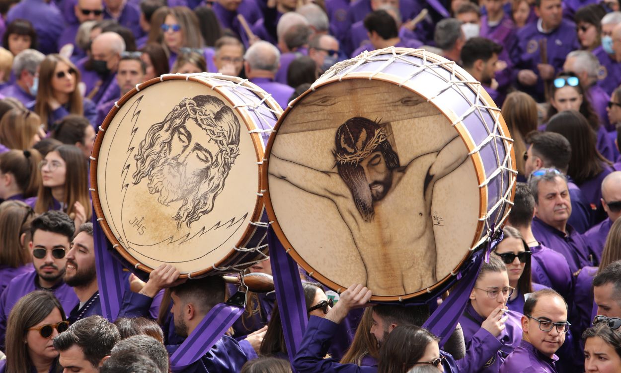 Dos tambores con el rostro de Jesús durante la Tamborrada de Calanda, Teruel, Aragón. EP