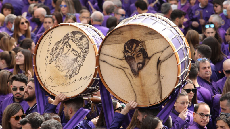 Dos tambores con el rostro de Jesús durante la Tamborrada de Calanda, Teruel, Aragón. EP