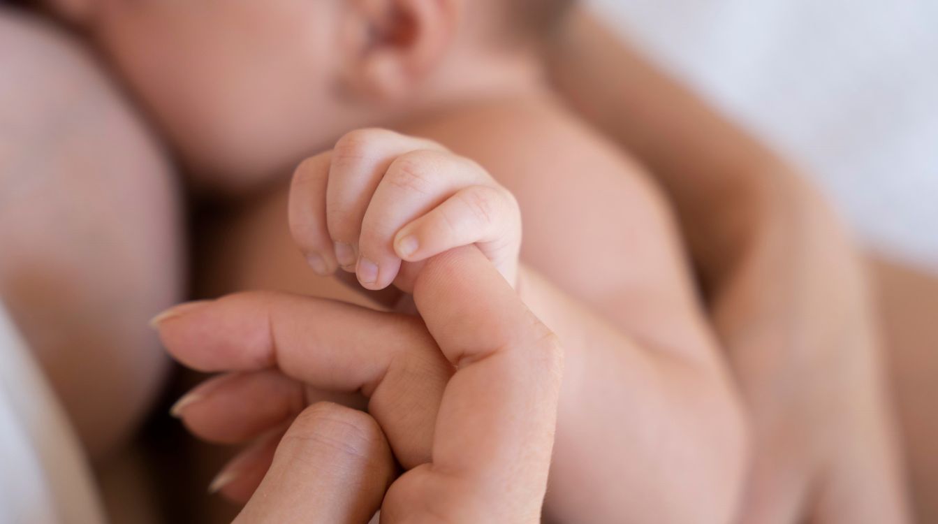 Los especialistas recomiendan el contacto piel con piel e iniciar la lactancia materna en la primera media hora de vida de los bebés siempre y cuando la situación lo permita.