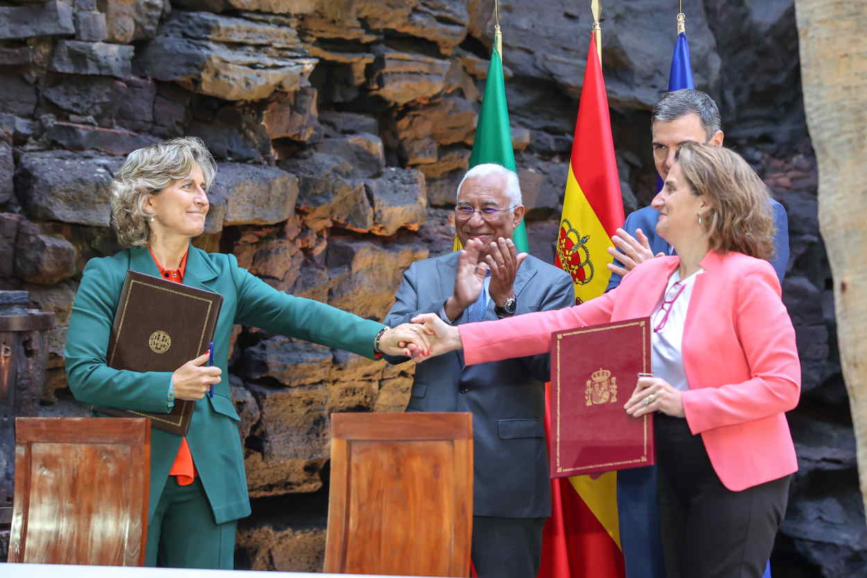 La vicepresidenta tercera y ministra para la Transición Ecológica y Reto Demográfico, Teresa Ribera, posa tras la firma de un acuerdo con su homóloga de Portugal. EP.