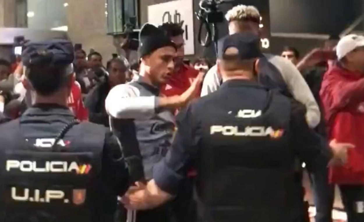 Altercado de los futbolistas de la selección de Perú con la Policía española en Madrid. Twitter