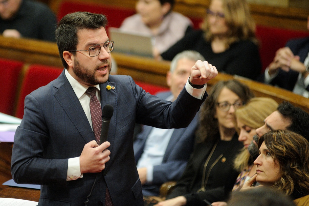 El presidente de la Generalitat, Pere Aragonès, en una sesión de control en el pleno del Parlament. EP.