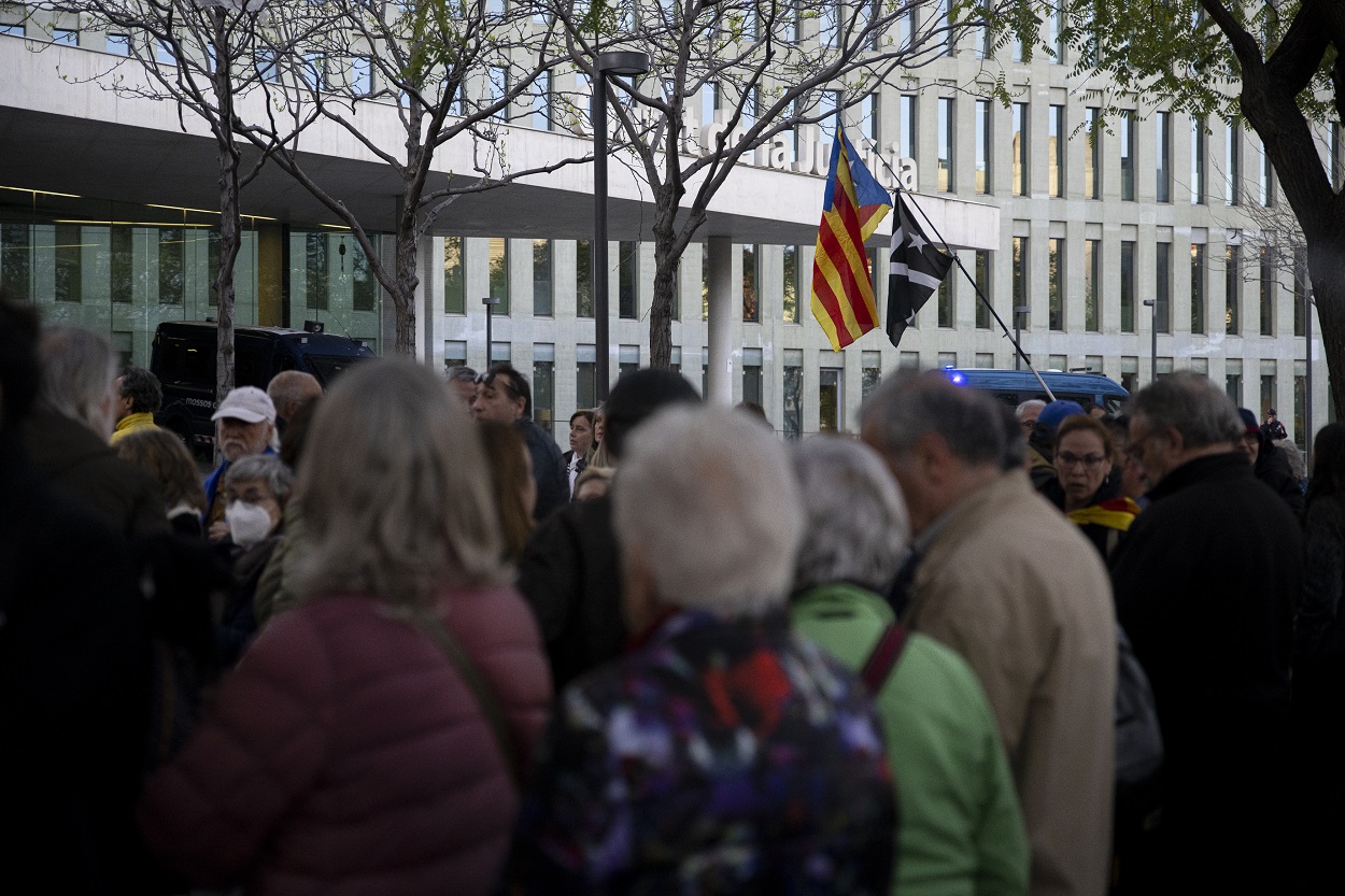Decenas de personas se concentran contra la detención de la eurodiputada y exconsellera de la Generalitat Clara Ponsatí. EP.