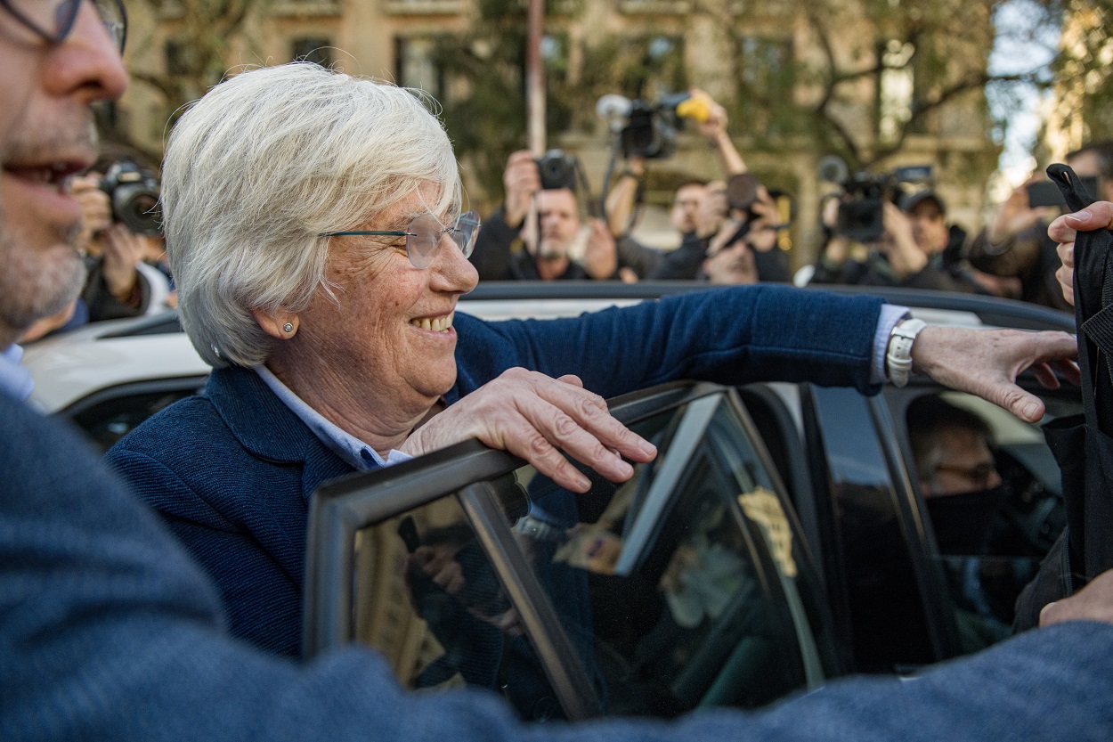 La exconsellera de Educación de la Generalitat Clara Ponsatí es detenida a su salida de la rueda de prensa. EP.