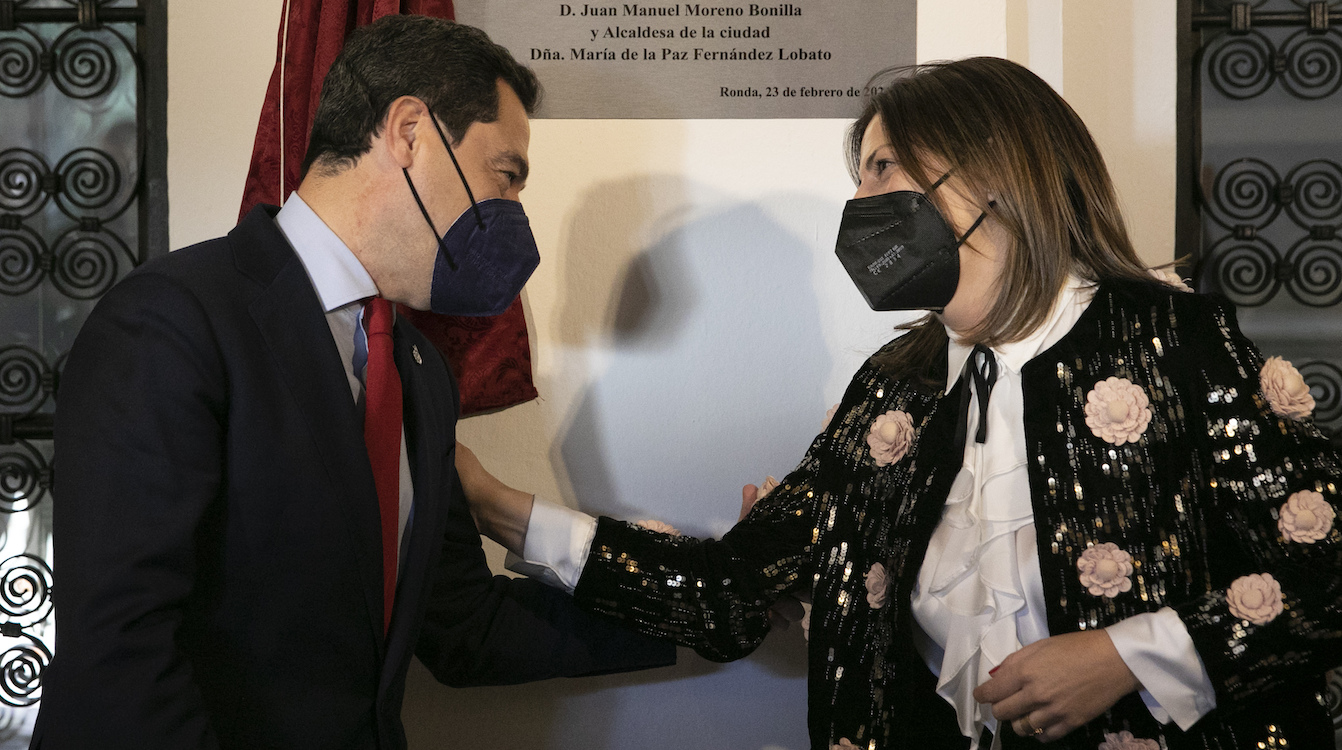 El presidente de la Junta de Andalucía, Juanma Moreno (i), junto a la alcaldesa de Ronda, María de La Paz Fernández (d). EP
