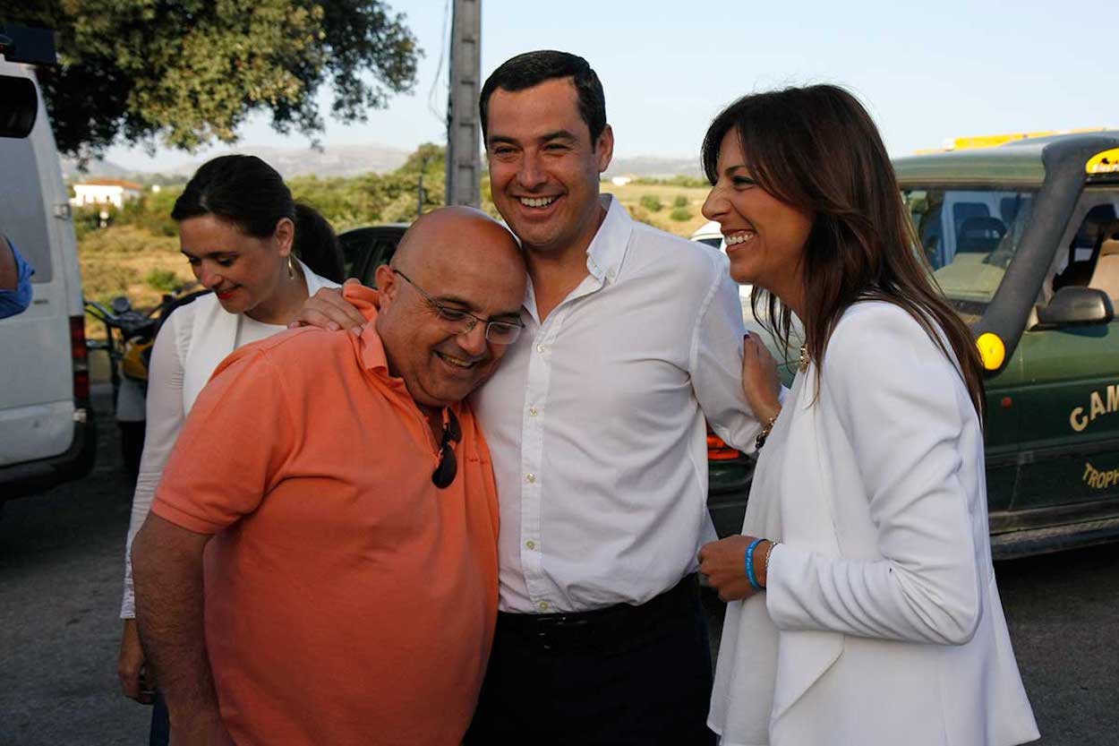 El presidente de la Junta de Andalucía con la alcaldesa de Ronda. PP A