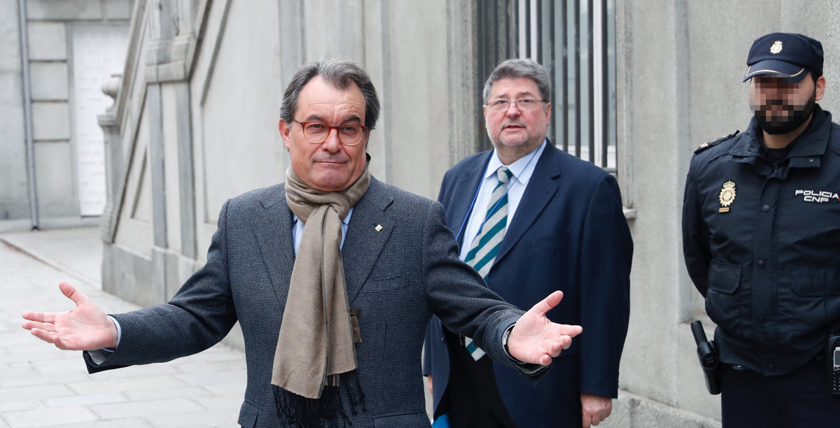 El expresident de la Generalitat Artur Mas (i), a su salida del Tribunal Supremo tras declarar como testigo en la segunda jornada del juicio a Francesc Homs por desobedecer al Constitucional en la consulta del 9N. 