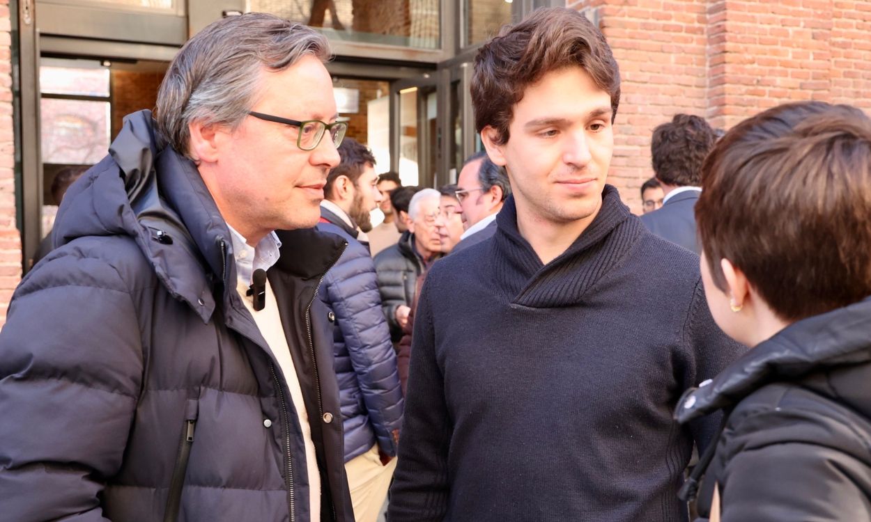 El secretario general del PP de Madrid, Alfonso Serrano, conversa con el presidente de Nuevas Generaciones de Madrid, Ignacio Dancausa