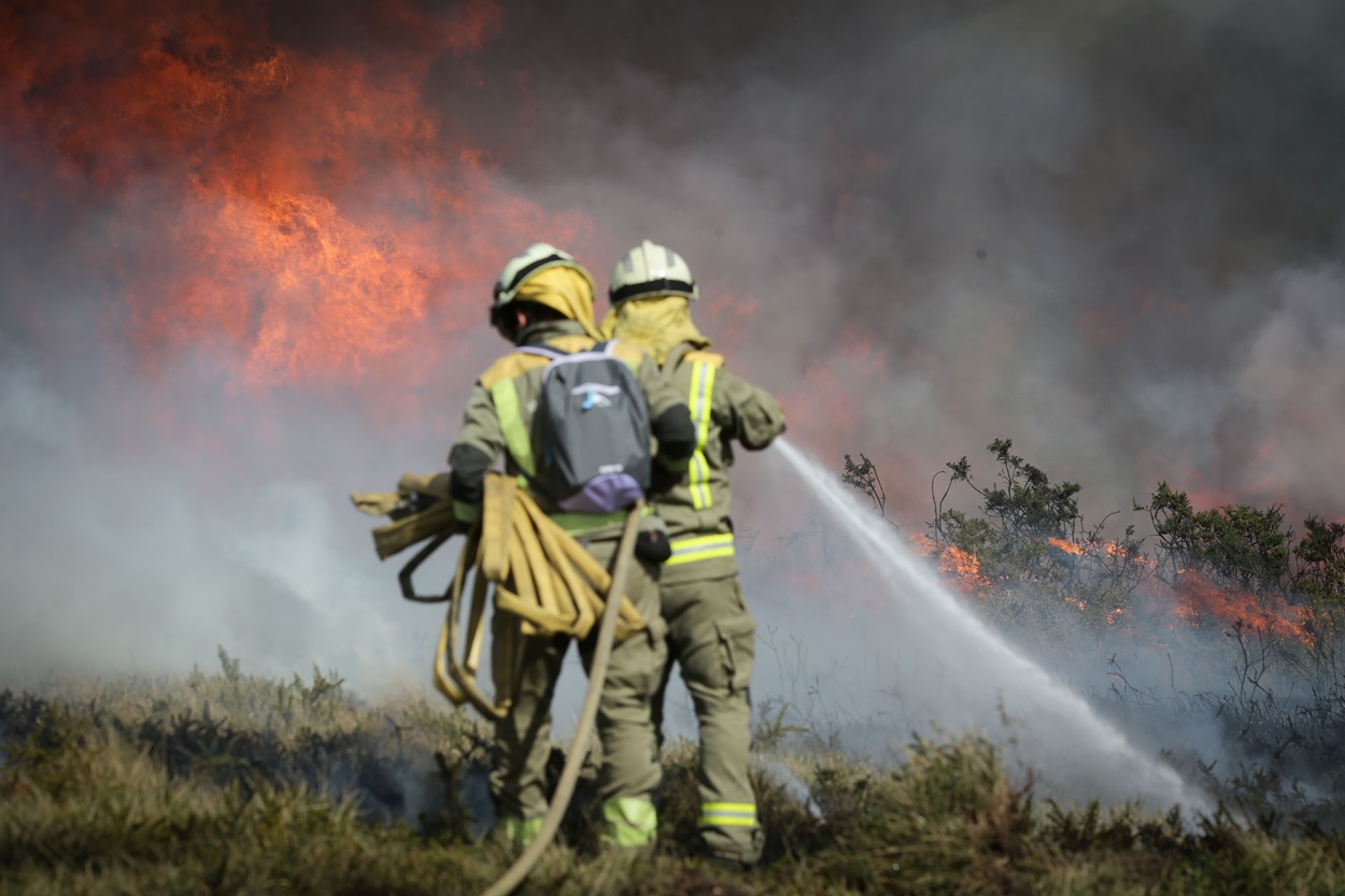 Imagen de efectivos de la Xunta de Galicia trabajando en el incendio de Baleira, en Lugo (Foto: Europa Press).