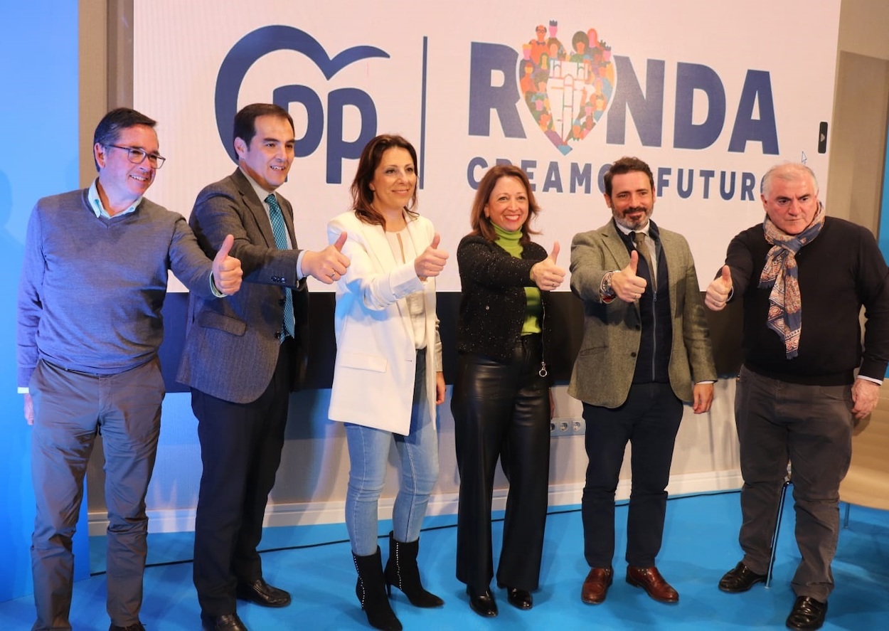 La presidenta del PP de Málaga, Patricia Navarro, el responsable de Justicia del PP andaluz y consejero del ramo, José Antonio Nieto, y la alcaldesa de Ronda y candidata a la reelección, Maripaz Fernández, en un acto de partido. EP