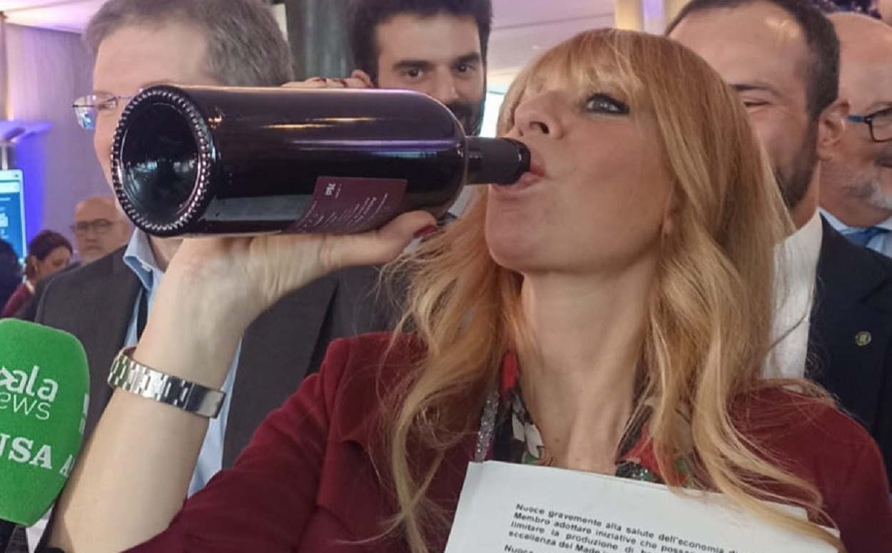 Alessandra Mussolini en el evento In Vino Veritas. Twitter.