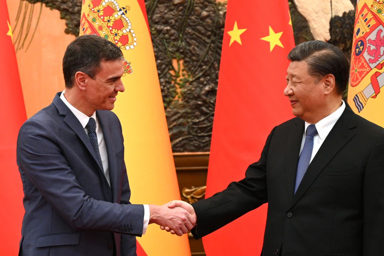 El presidente de China, Xi Jinping, y el jefe del Ejecutivo español, Pedro Sánchez, en los momentos previos a la reunión. Moncloa.