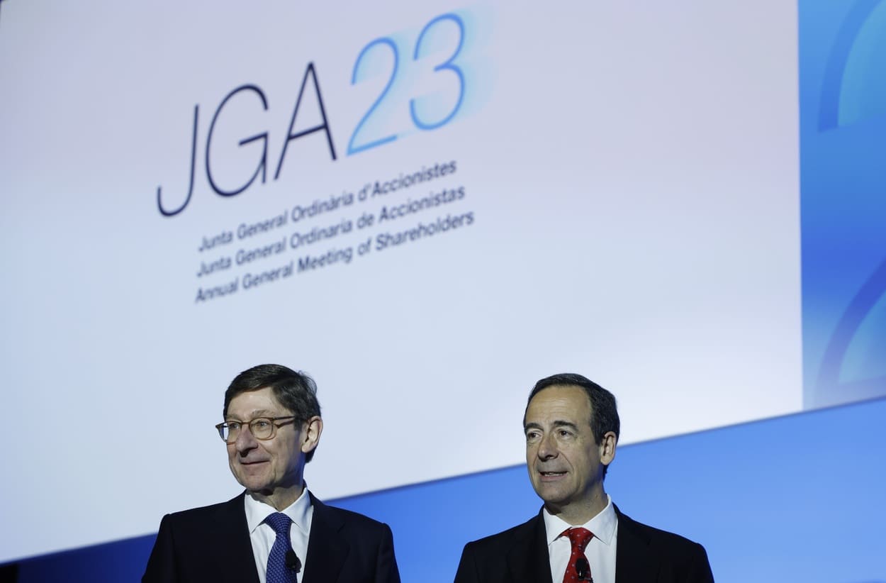 José Ignacio Goirigolzarri y Gonzalo Gortázar, presidente y CEO de CaixaBank durante la junta general de accionistas