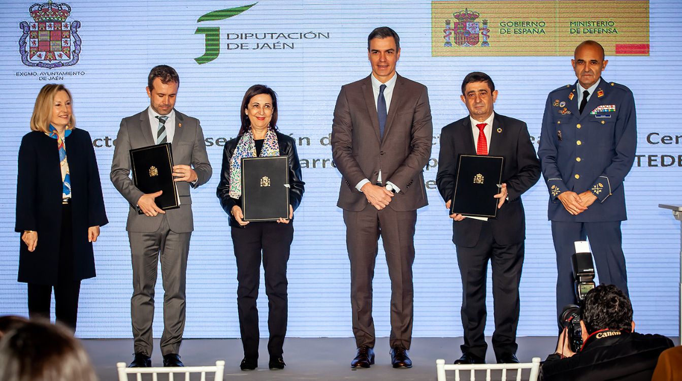 El presidente del Gobierno, Pedro Sánchez y la ministra de Defensa, Margarita Robles, durante la presentación de el CETEDEX, una iniciativa en la que se invertirán 220 millones de euros y generará 2.600 empleos