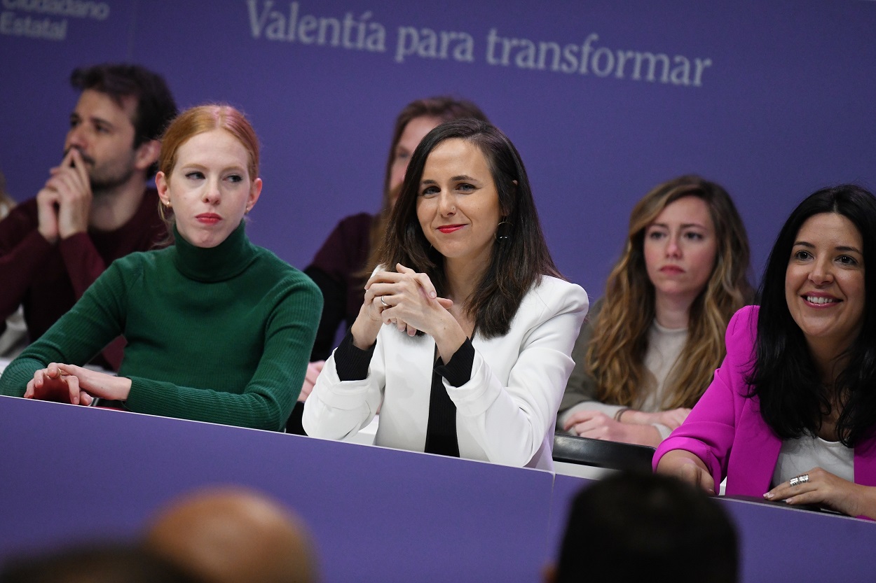 La líder de Podemos, Ione Belarra, junto a Lilith Verstrynge (izquierda) e Idoia Villanueva (derecha). EP