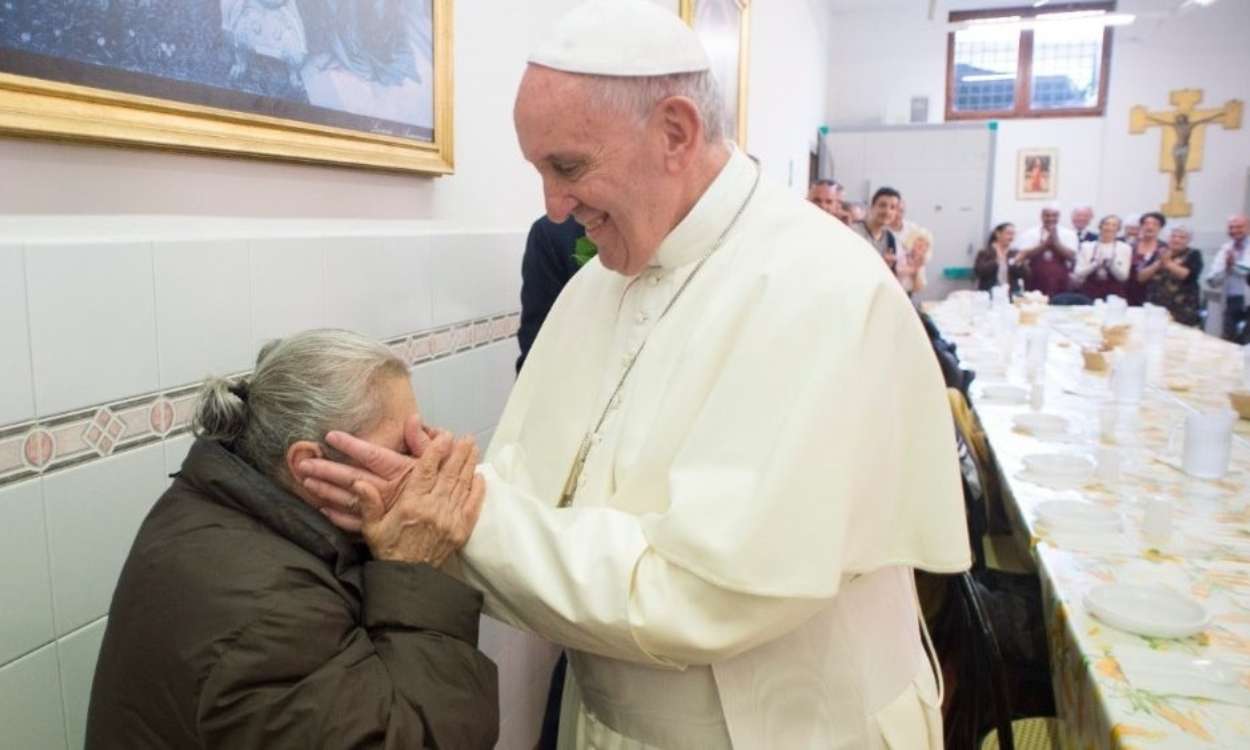 El Papa Francisco durante una comida con personas pobres de Roma. EP