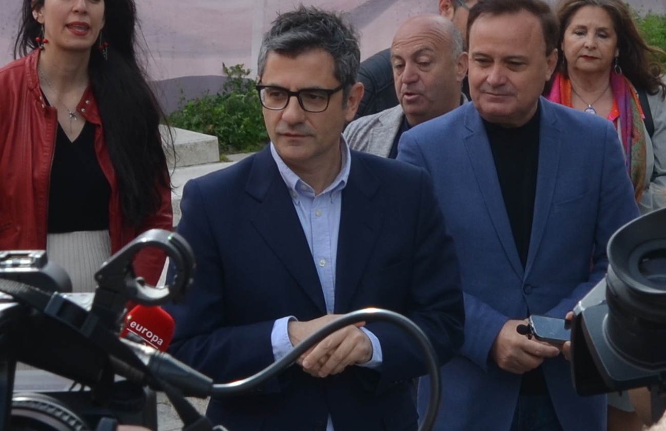 Félix Bolaños durante la inauguración de una biblioteca en Coslada este sábado 1 de abril