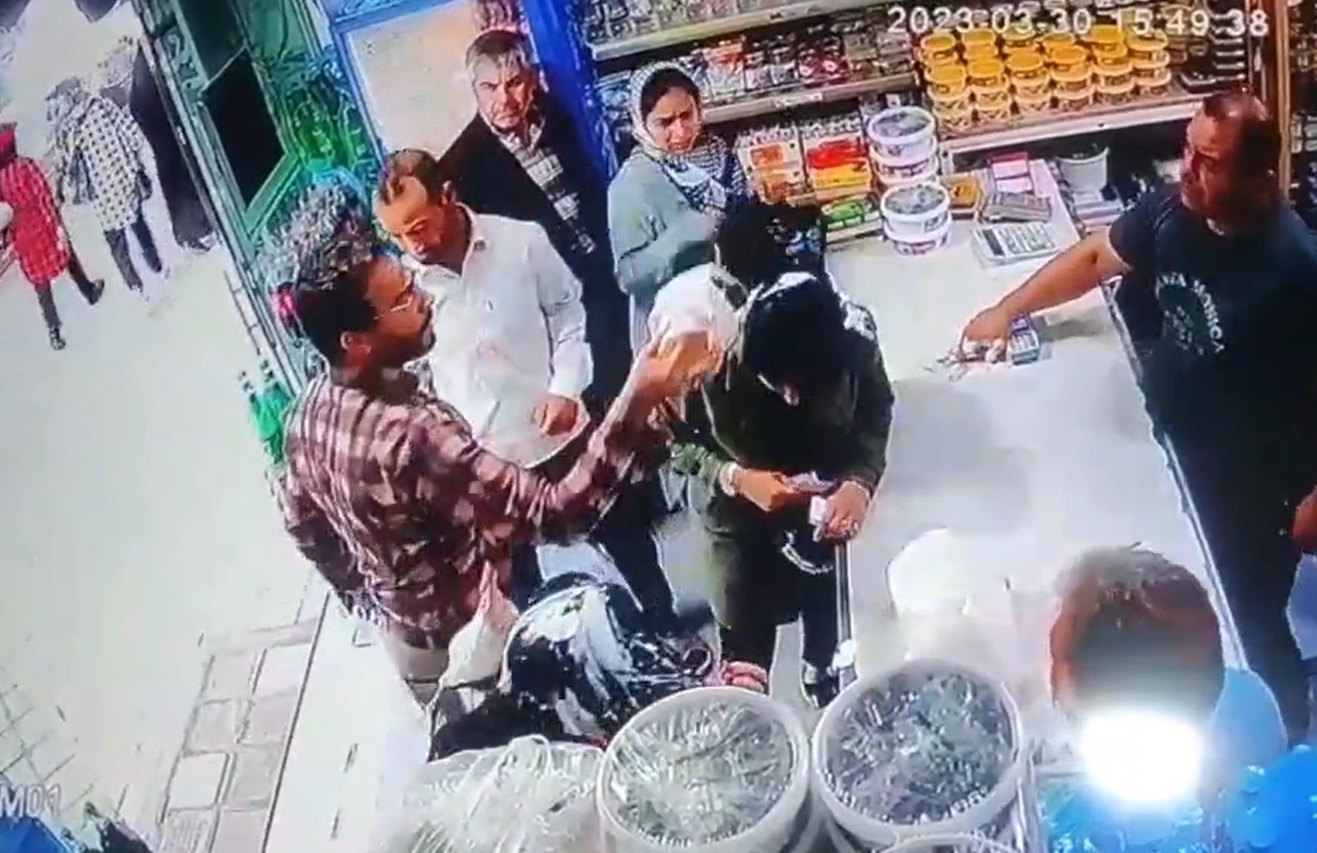 Un hombre ataca a dos mujeres en una tienda de alimentación de Irán por no llevar puesto el velo islámico. Redes sociales.