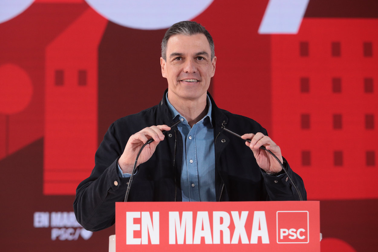 El secretario general del PSOE y presidente del Gobierno, Pedro Sánchez, interviene en la clausura de la Convención Municipal del PSC en La Farga, a 2 de abril de 2023. EP