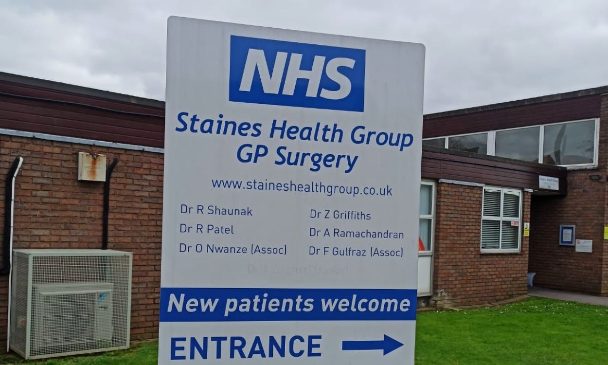 Cartel ubicado en la entrada de un centro médico británico del NHS en el que se leen los nombres de los doctores que ejercen allí.  Mario Cuéllar