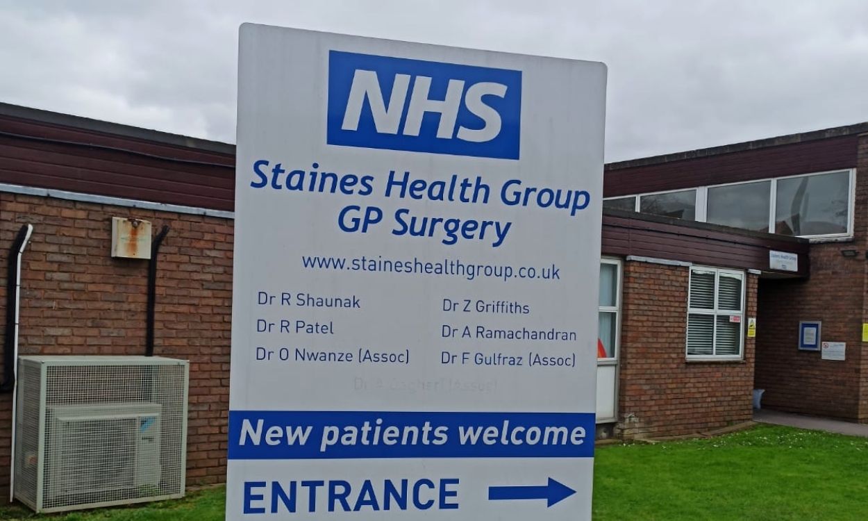 Cartel ubicado en la entrada de un centro médico británico del NHS en el que se leen los nombres de los doctores que ejercen allí.Mario Cuéllar