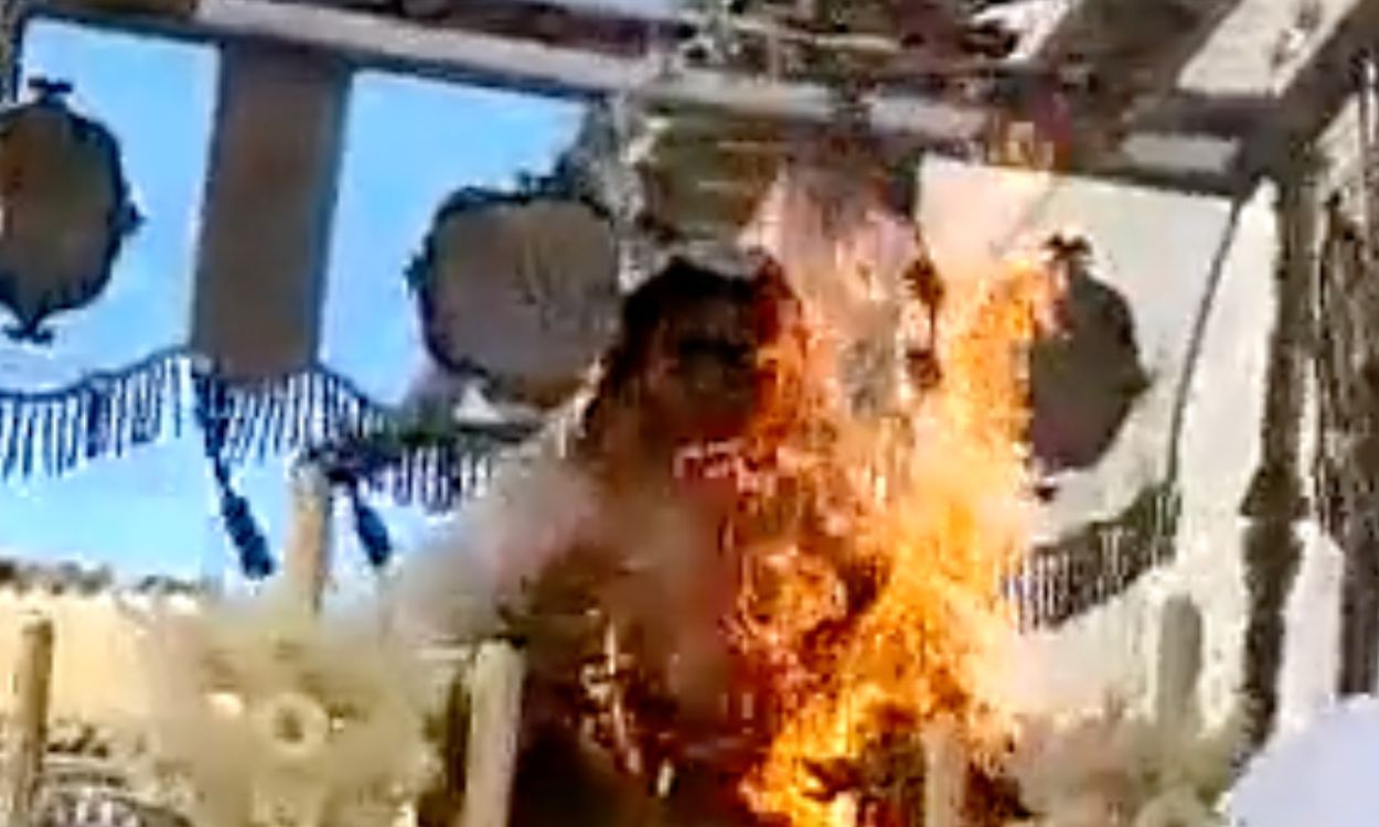 La Virgen del Rocío de la procesión del Domingo de Ramos en Vélez Málaga con el manto en llamas. Twitter