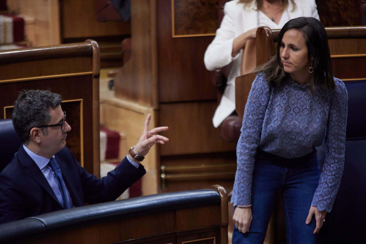 El ministro de Presidencia, Relaciones con las Cortes y Memoria Democrática, Félix Bolaños, y la líder de Podemos y ministra de Derechos Sociales, Ione Belarra. EP.