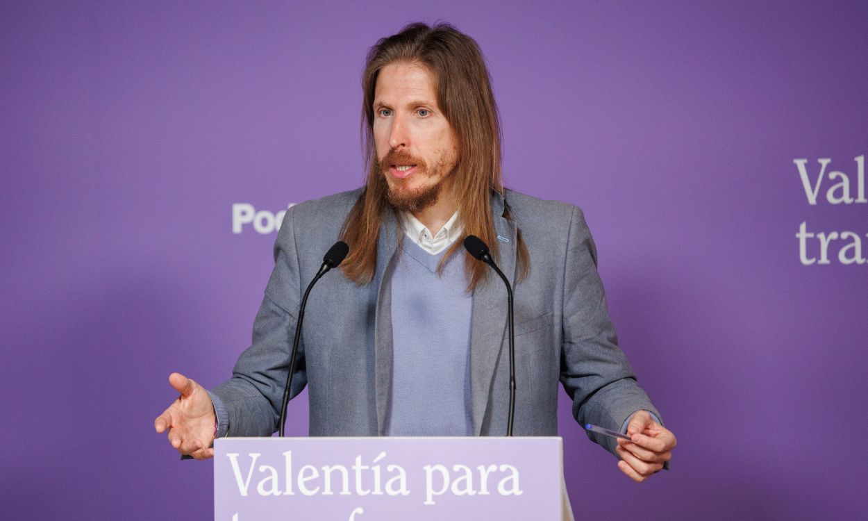 El portavoz de Podemos, Pablo Fernández, en una rueda de prensa. EP.